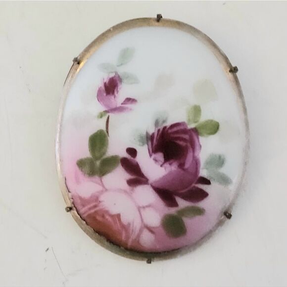 VICTORIAN HAND PAINTED ROSES ON PORCELAIN BROOCH - Picture 1 of 5